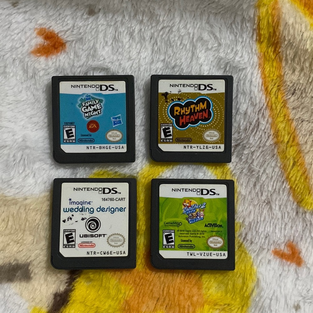 4 Nintendo Ds Games w Game Holder